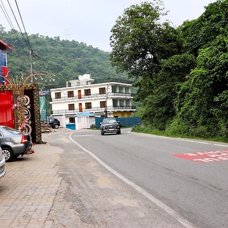 Hotel River Bank Mandi Buitenkant foto