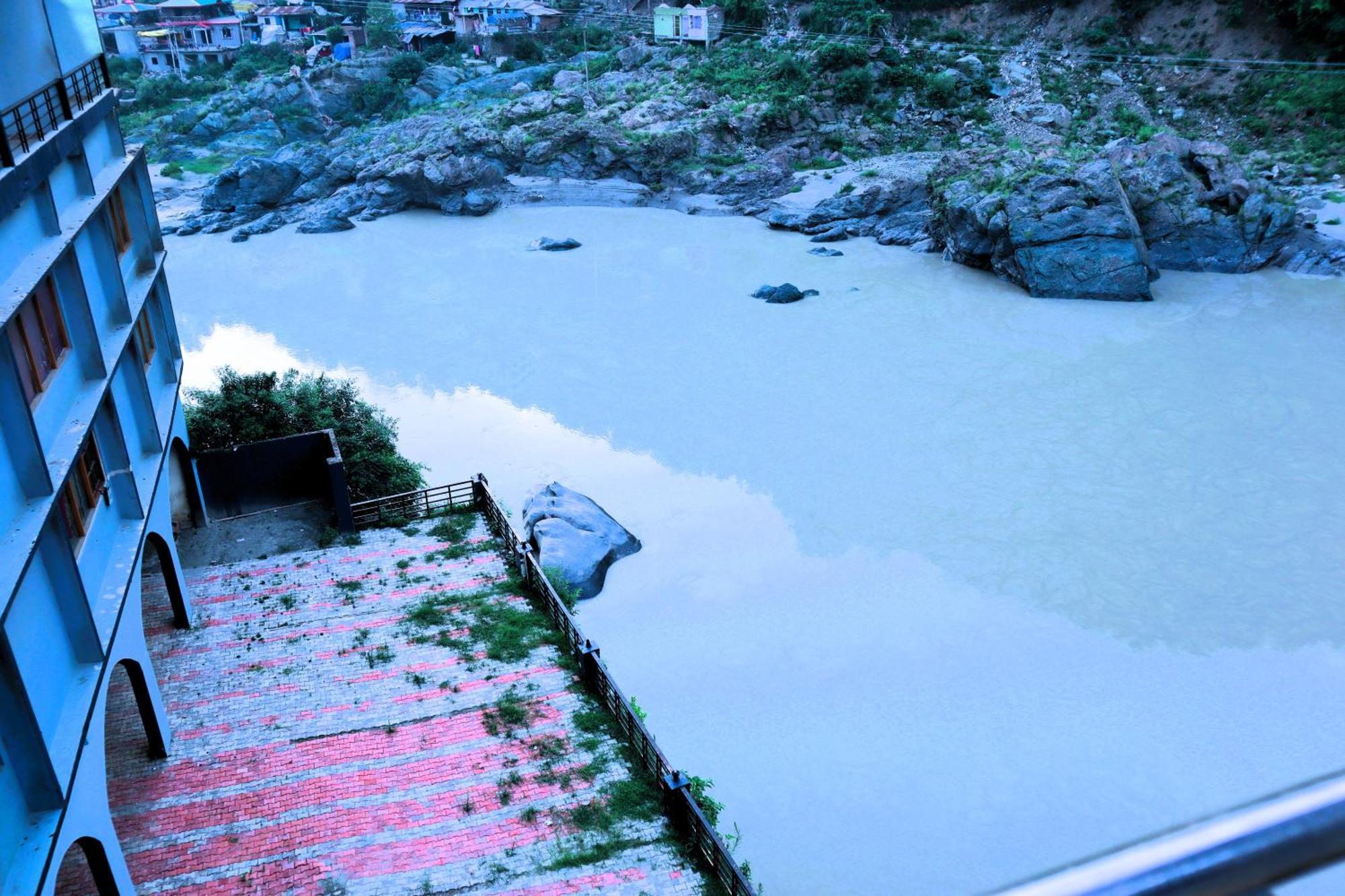 Hotel River Bank Mandi Buitenkant foto