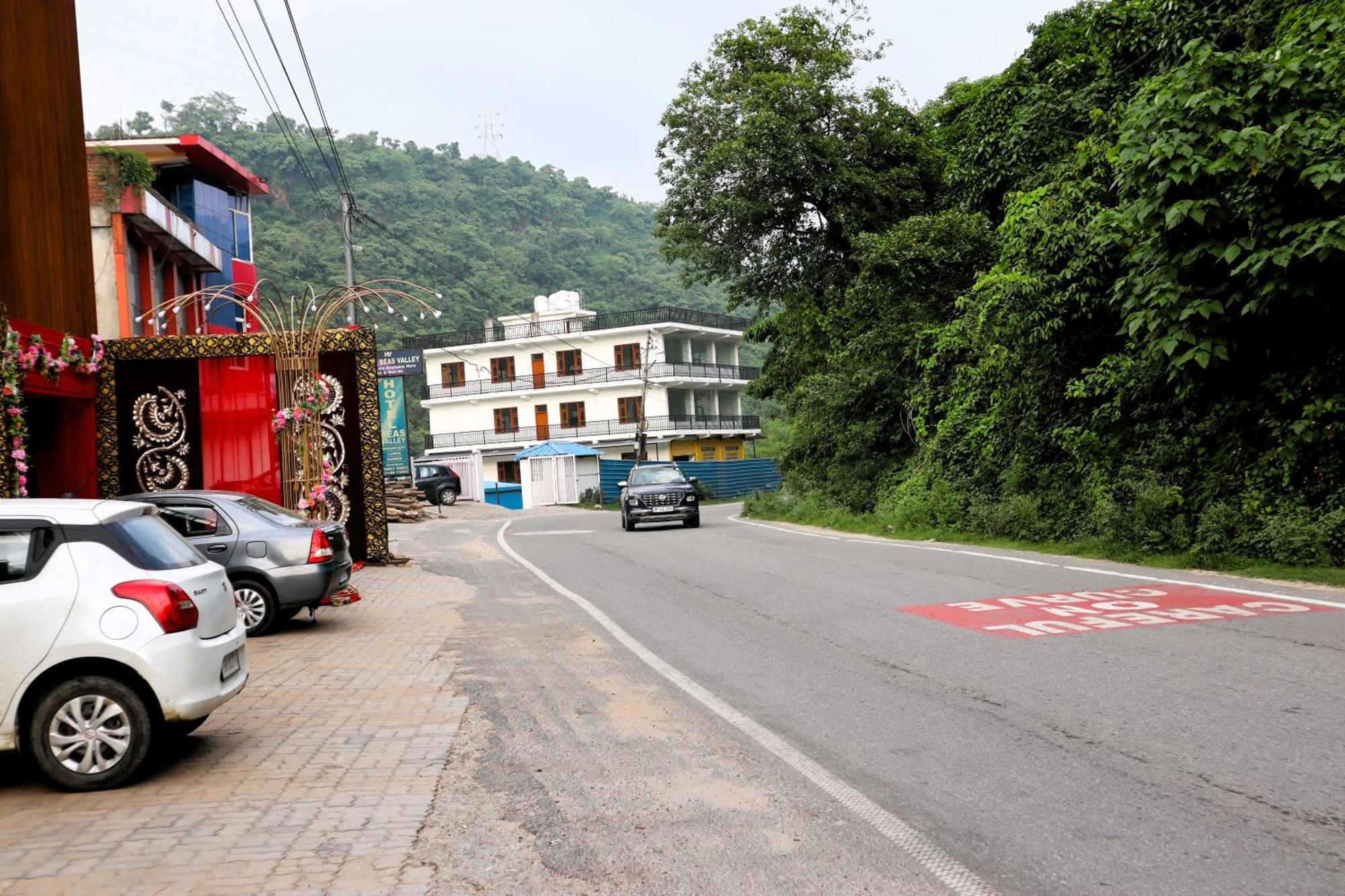 Hotel River Bank Mandi Buitenkant foto